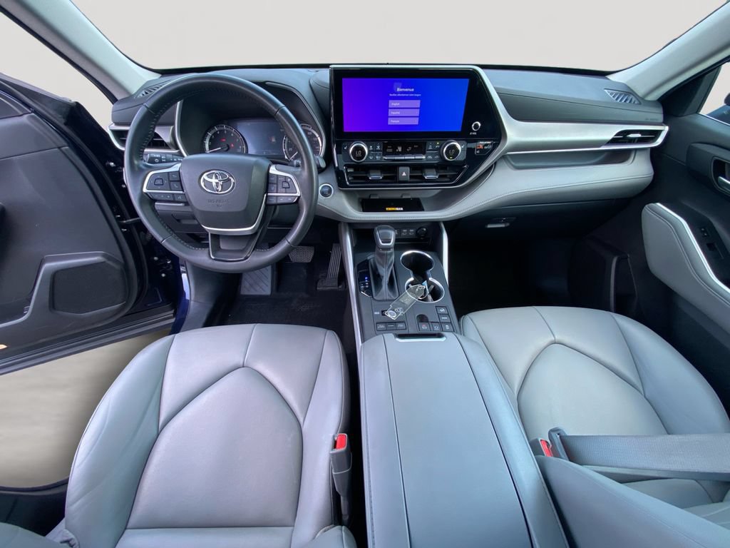 Used 2024 Toyota Highlander XLE AWD/4WD image 9