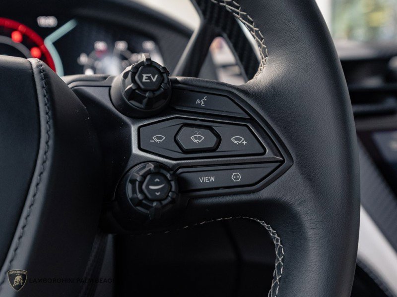 Used 2024 Lamborghini Revuelto image 18