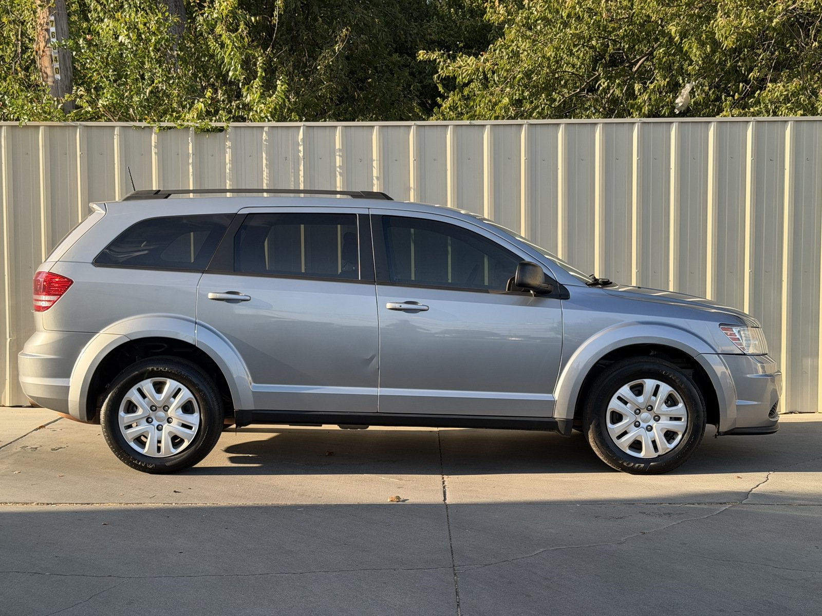 Used 2020 Dodge Journey SE w/ SE Popular Equipment Group FWD image 4
