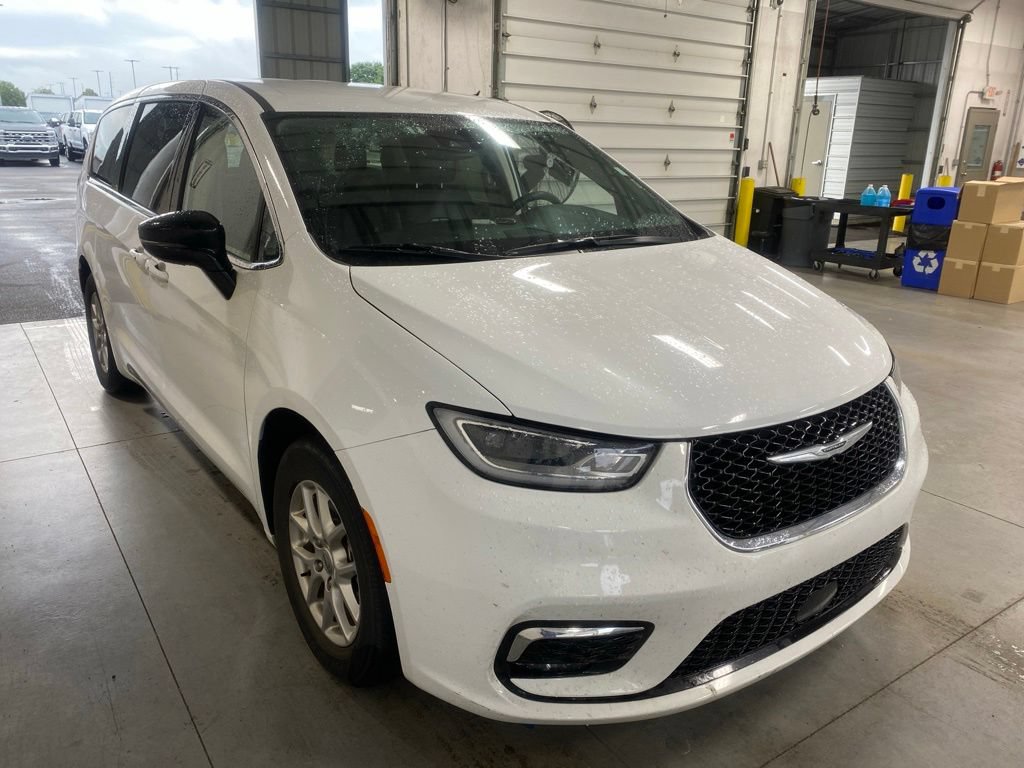 Used 2024 Chrysler Pacifica Touring-L FWD image 1