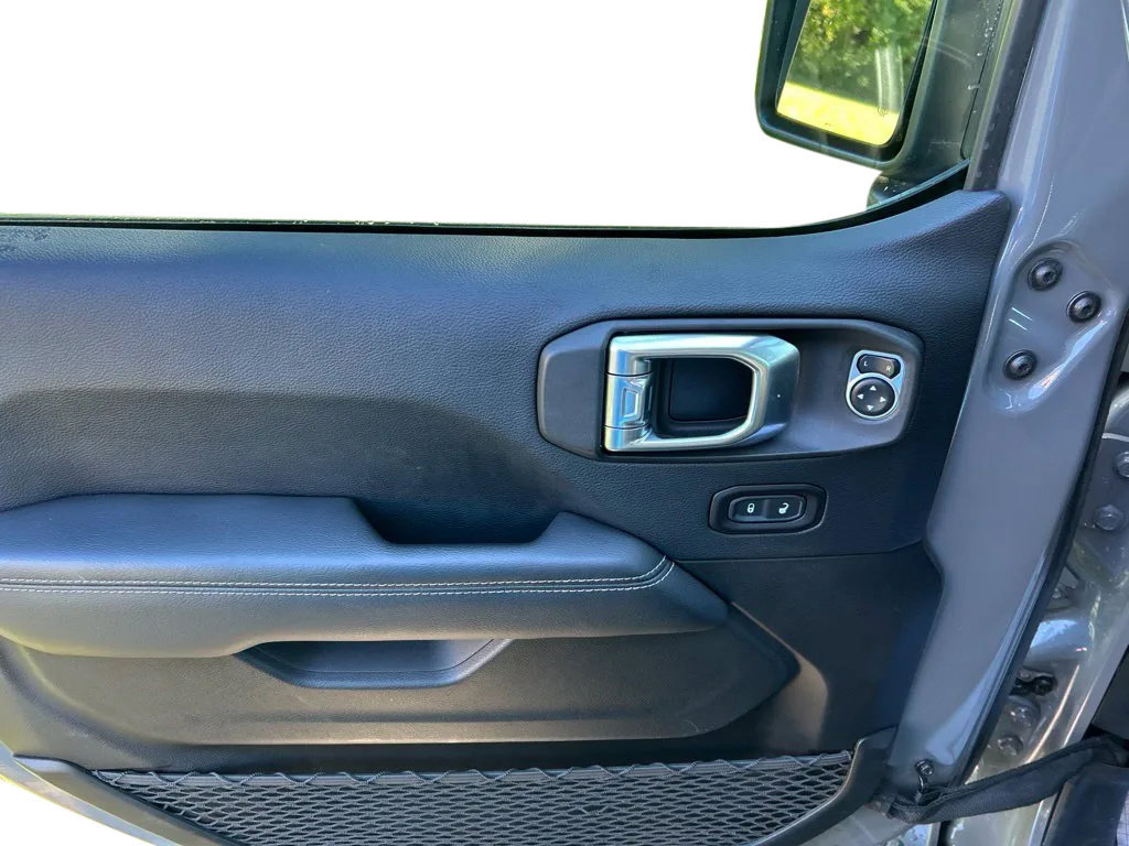 Used 2019 Jeep Wrangler Unlimited Sahara w/ Dual Top Group AWD/4WD image 13