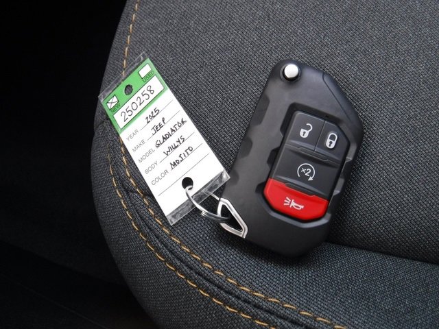 New 2025 Jeep Gladiator Willys image 39