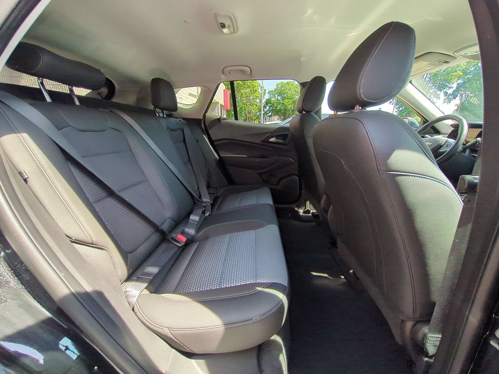 Used 2025 Chevrolet Trax LT w/ LT Convenience Package FWD image 29