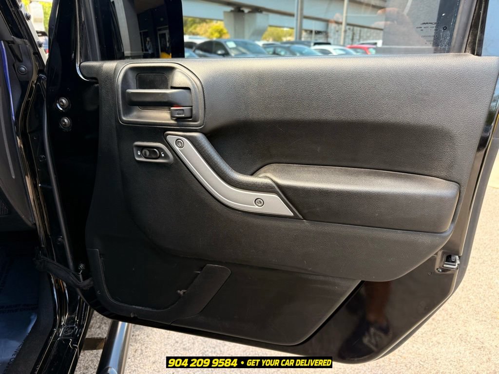 Used 2017 Jeep Wrangler Unlimited Rubicon w/ Connectivity Group AWD/4WD image 30