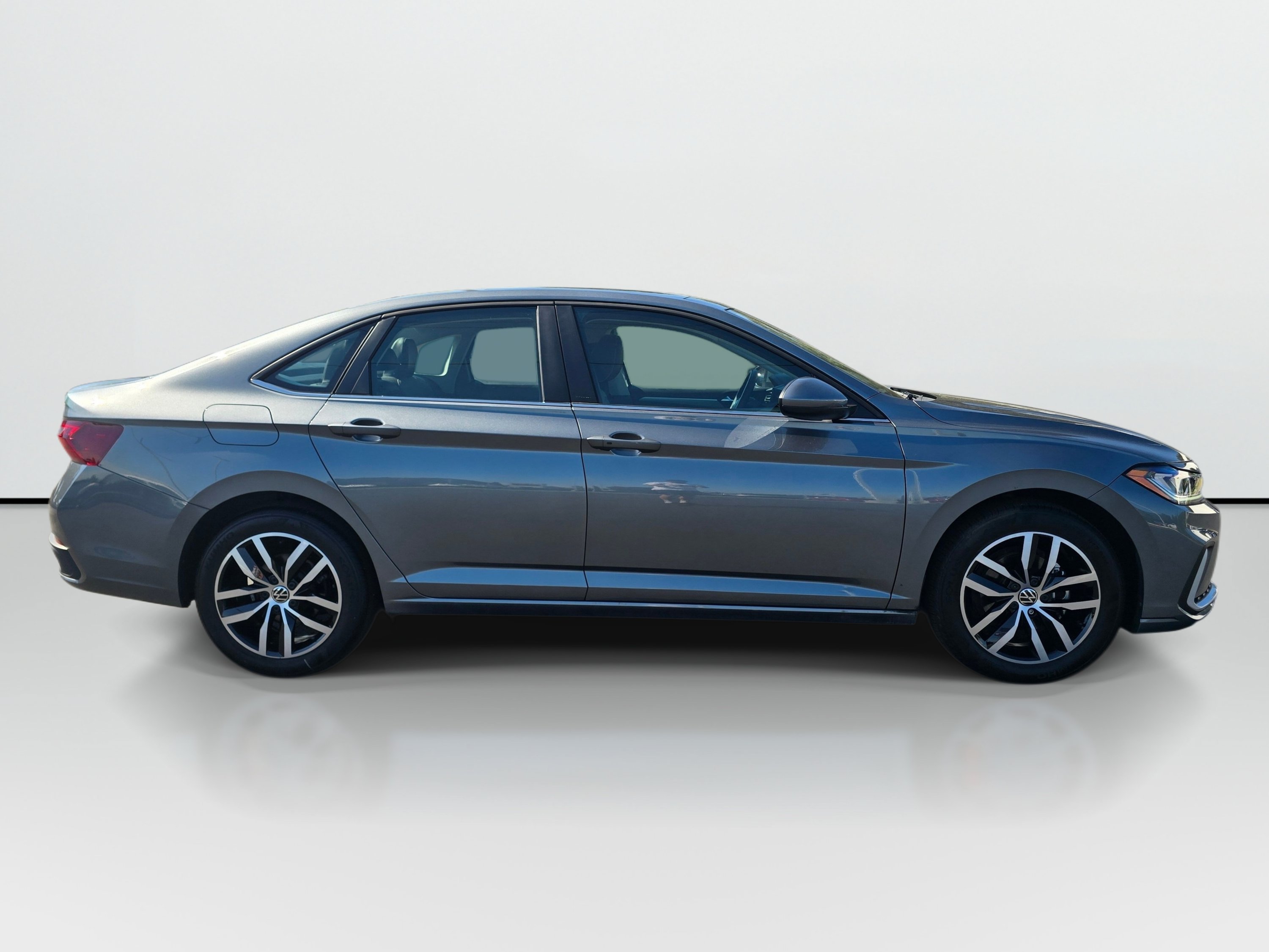 Used 2025 Volkswagen Jetta SE w/ Sunroof Package FWD image 6