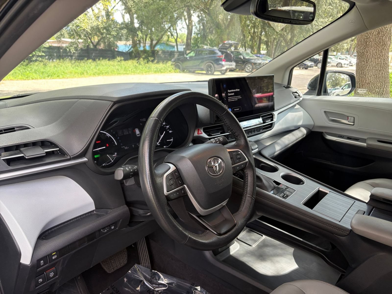Used 2025 Toyota Sienna XLE FWD image 37