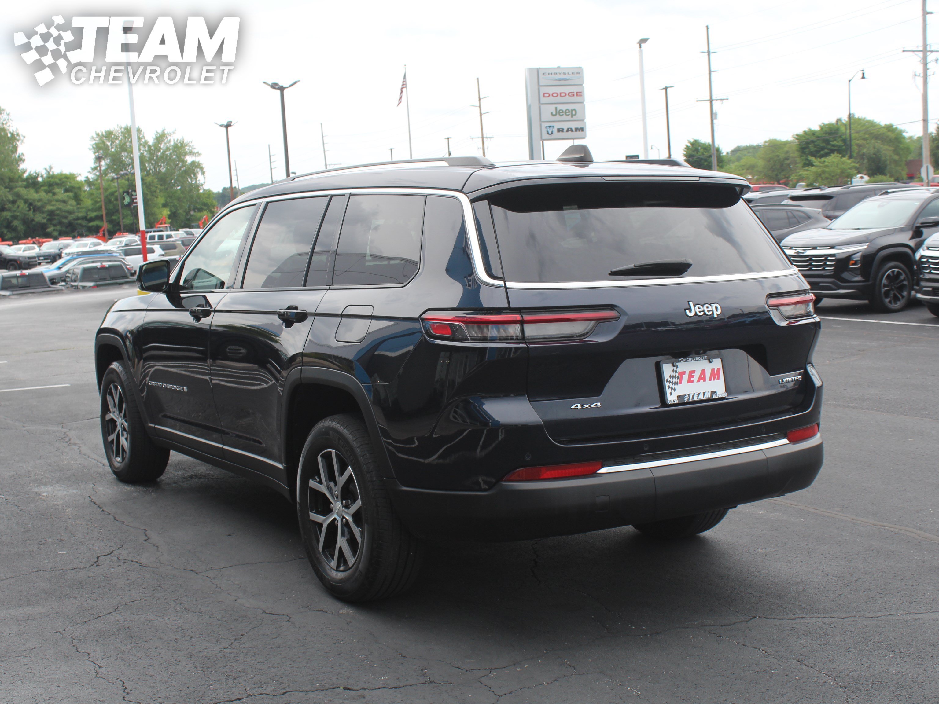 Used 2023 Jeep Grand Cherokee L Limited AWD/4WD image 6