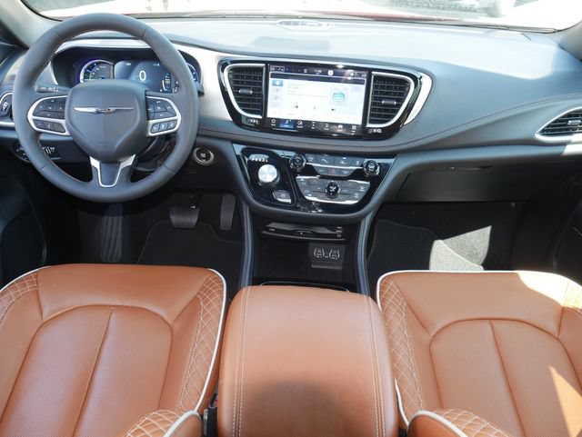 Used 2025 Chrysler Pacifica Pinnacle FWD image 8