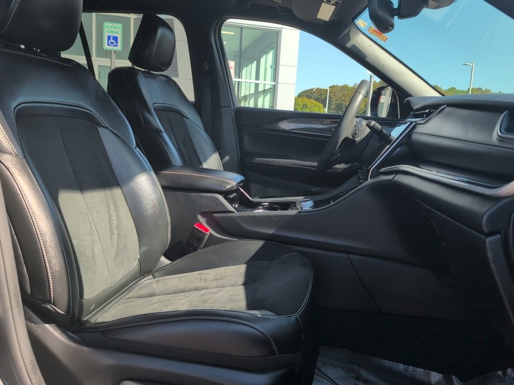 Used 2023 Jeep Grand Cherokee Altitude image 13