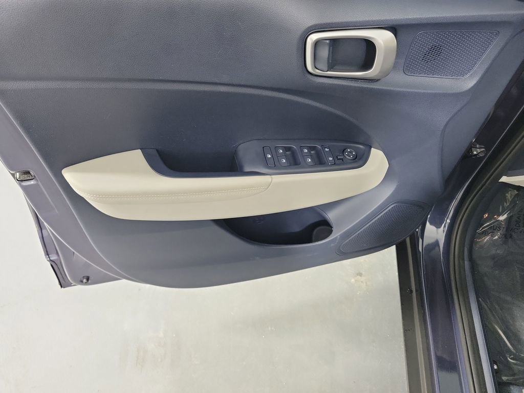 Used 2024 Hyundai Venue Limited FWD image 21