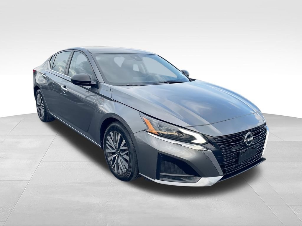 Used 2024 Nissan Altima 2.5 SV FWD image 2