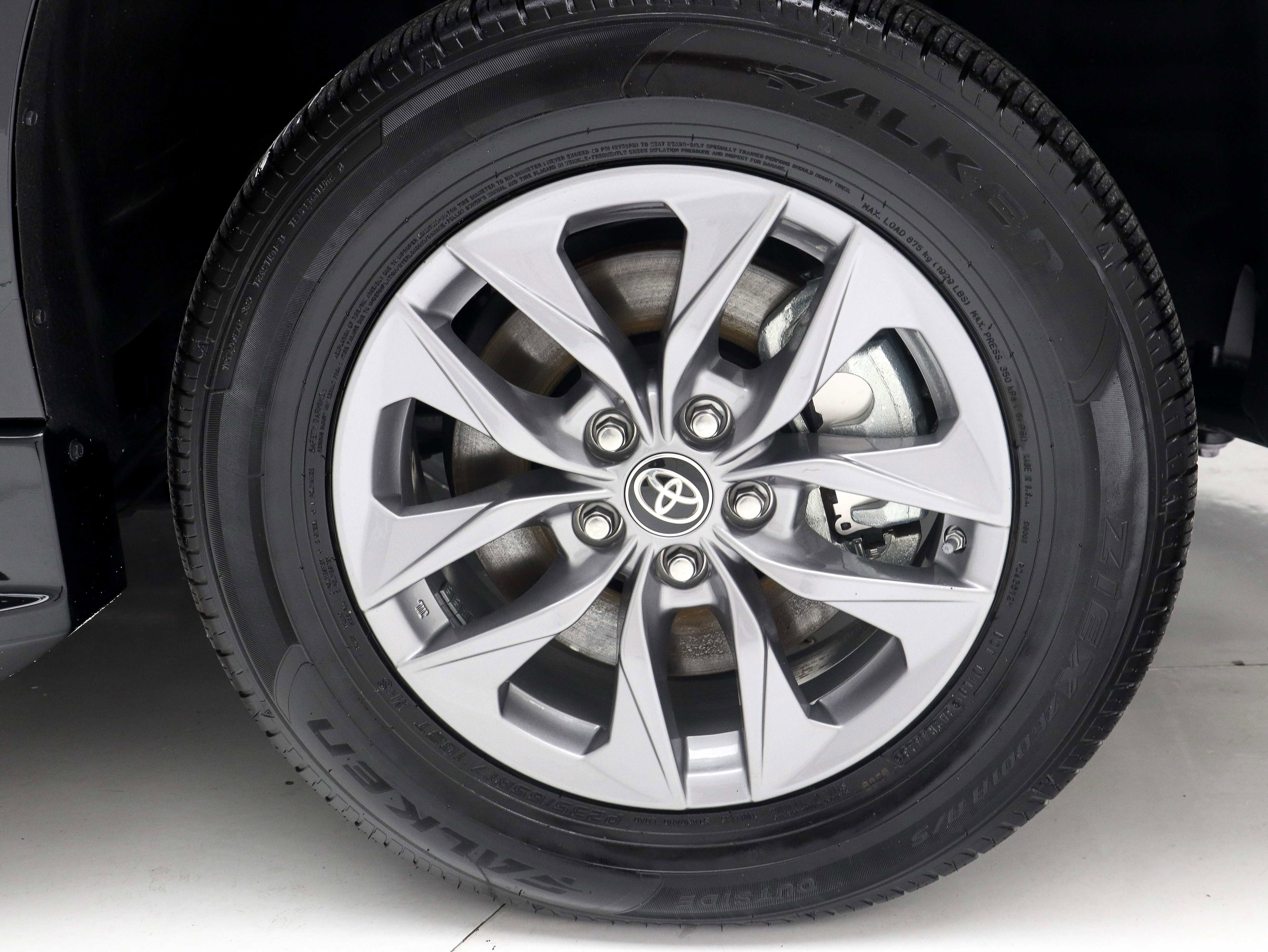 Used 2024 Toyota Sienna LE FWD image 37