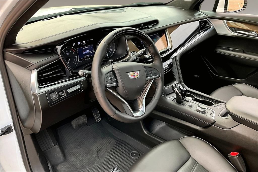 Used 2025 Cadillac XT6 Premium Luxury w/ Platinum Package AWD/4WD image 13