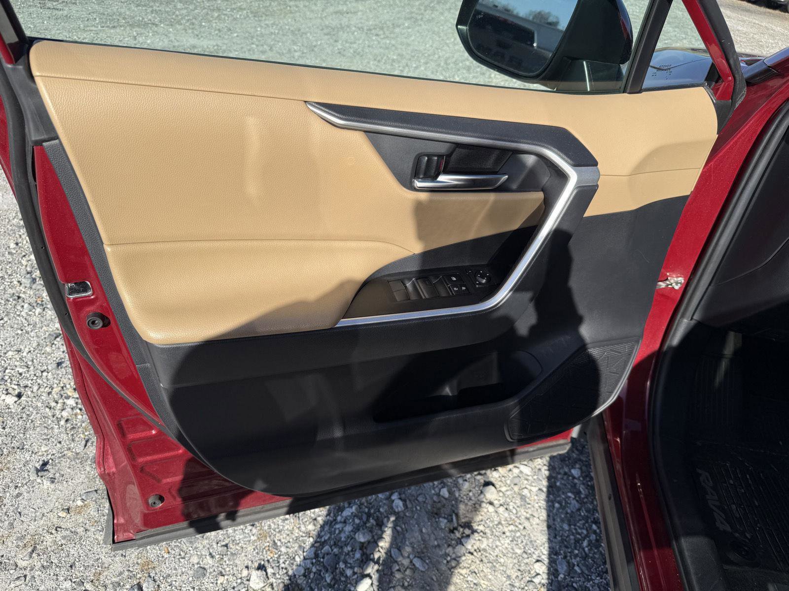 Used 2020 Toyota RAV4 XLE image 9