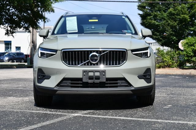 Used 2023 Volvo XC40 B5 Plus w/ Driver Assist Package AWD/4WD image 2