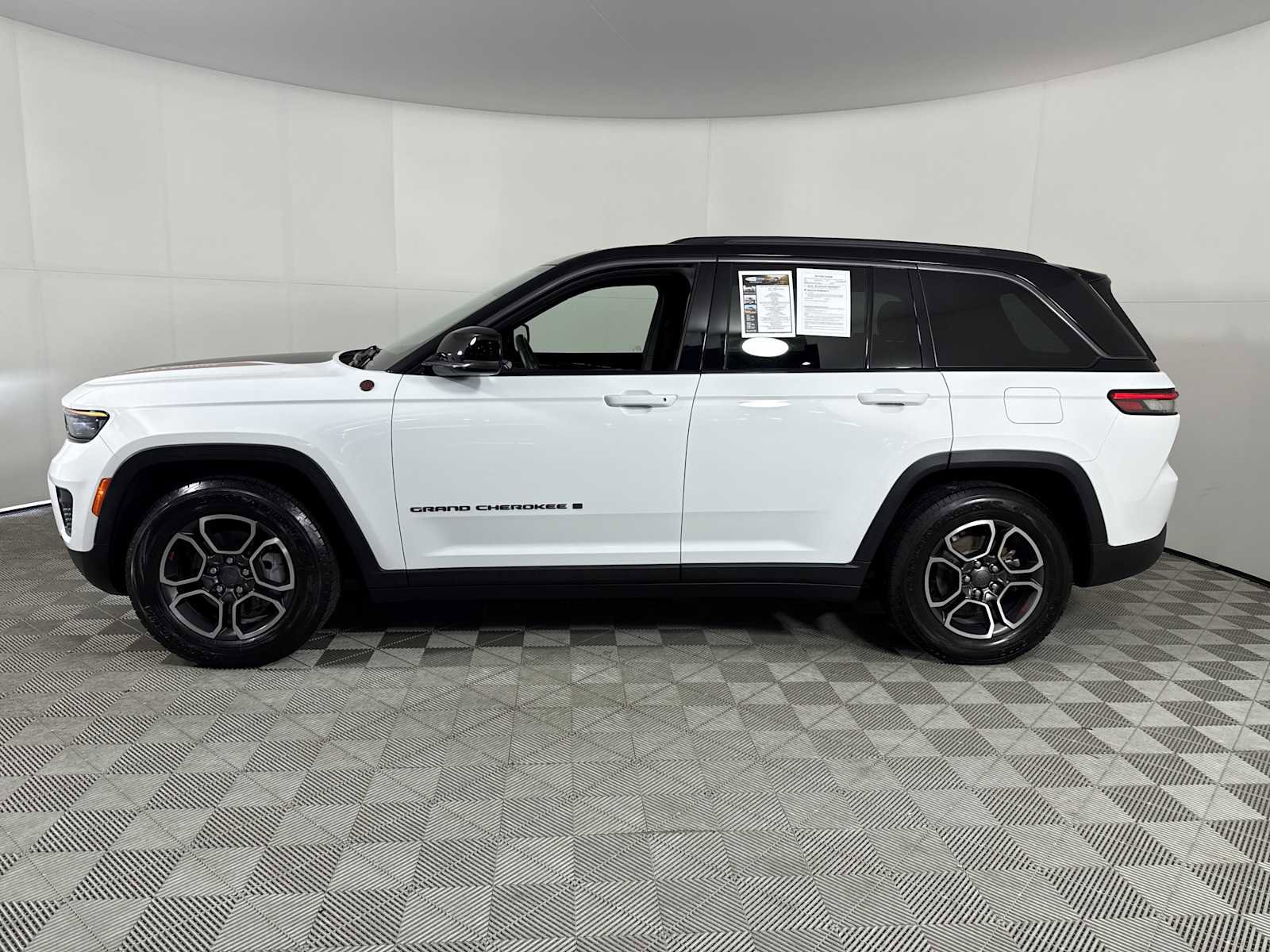 Used 2022 Jeep Grand Cherokee Trailhawk w/ Luxury Tech Group III image 5