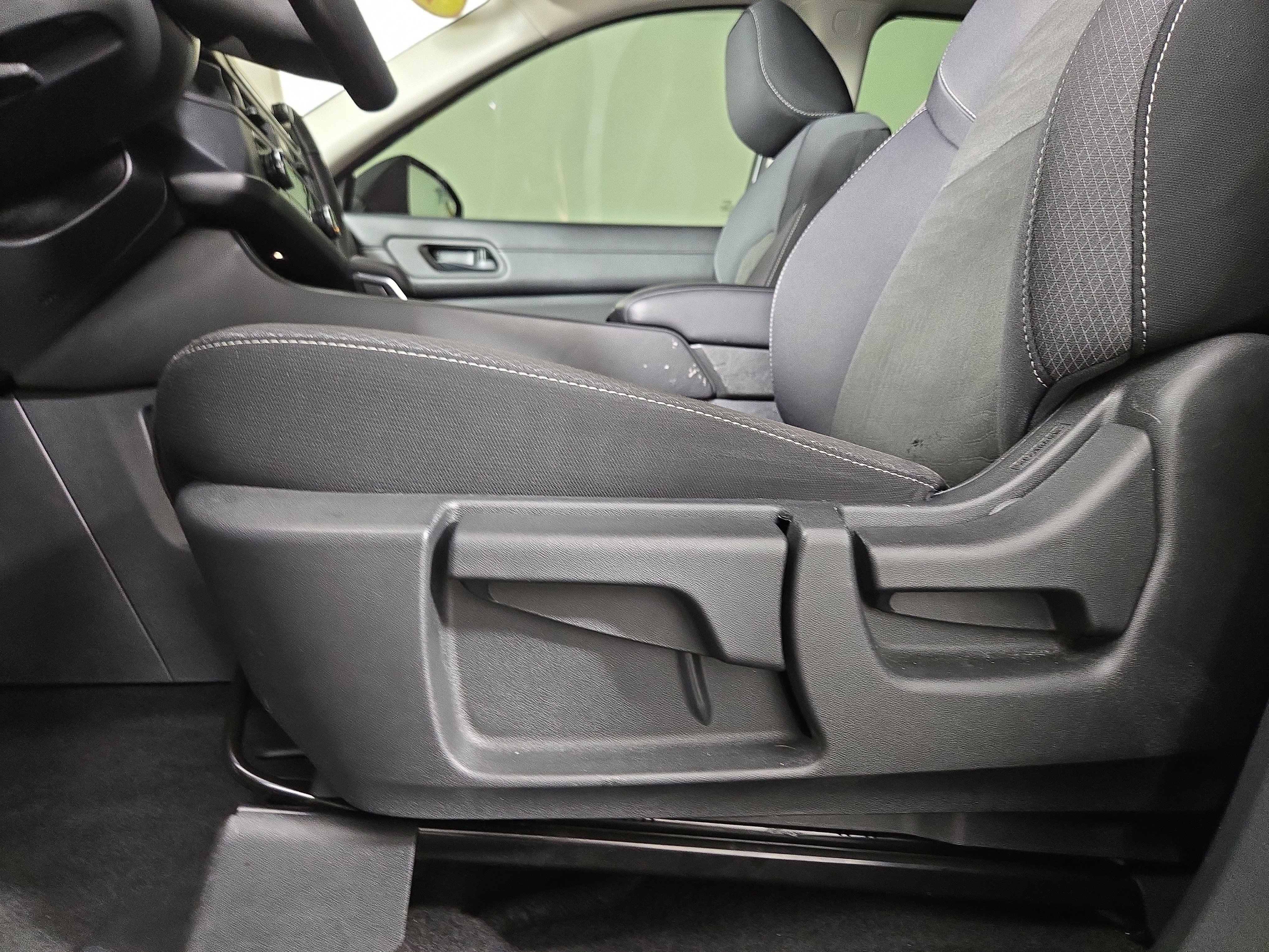 Used 2024 Nissan Pathfinder S image 28