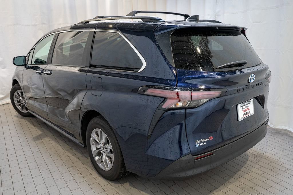 Used 2025 Toyota Sienna XLE image 3