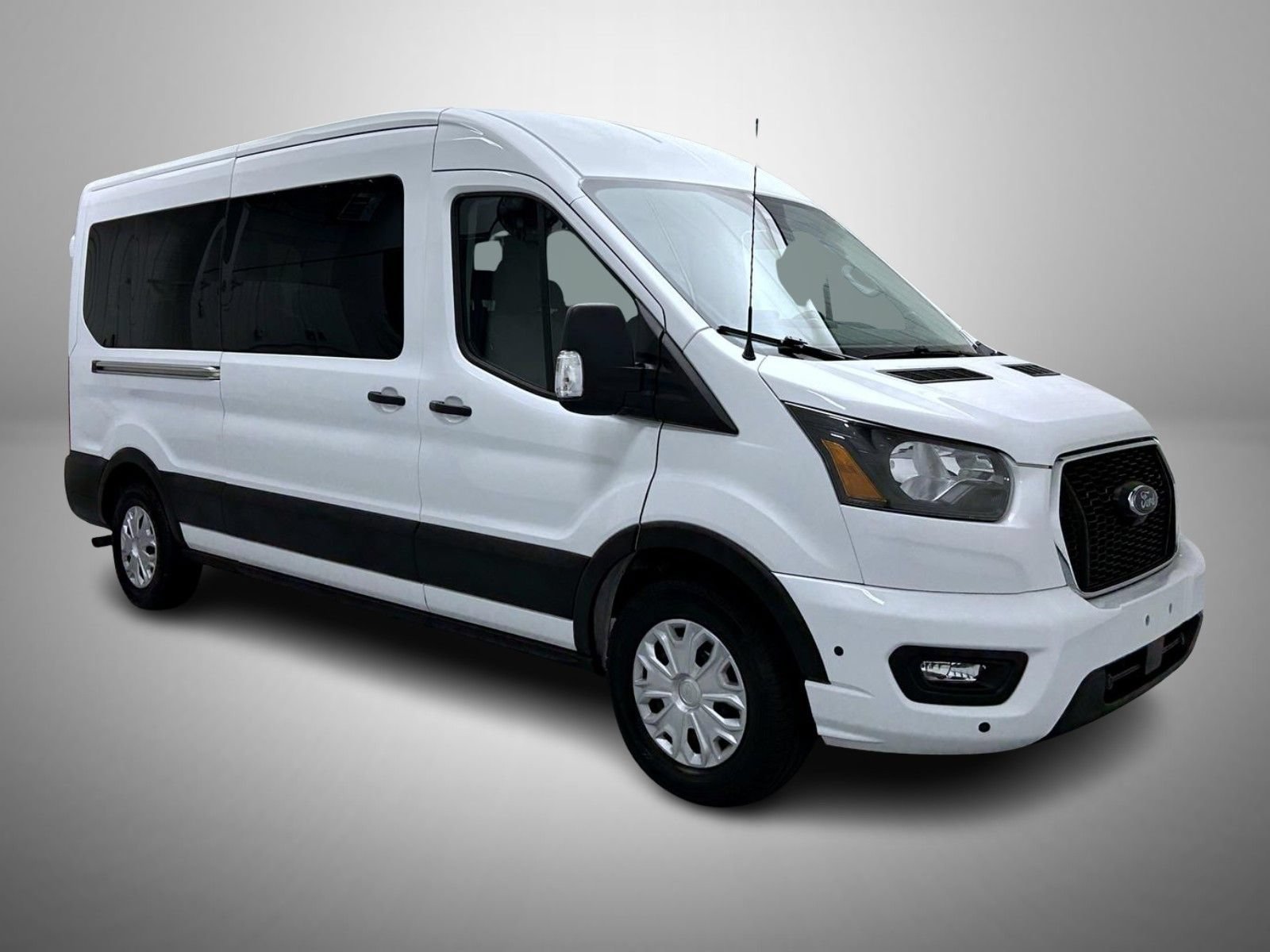 Used 2025 Ford Transit 350 XLT RWD image 3