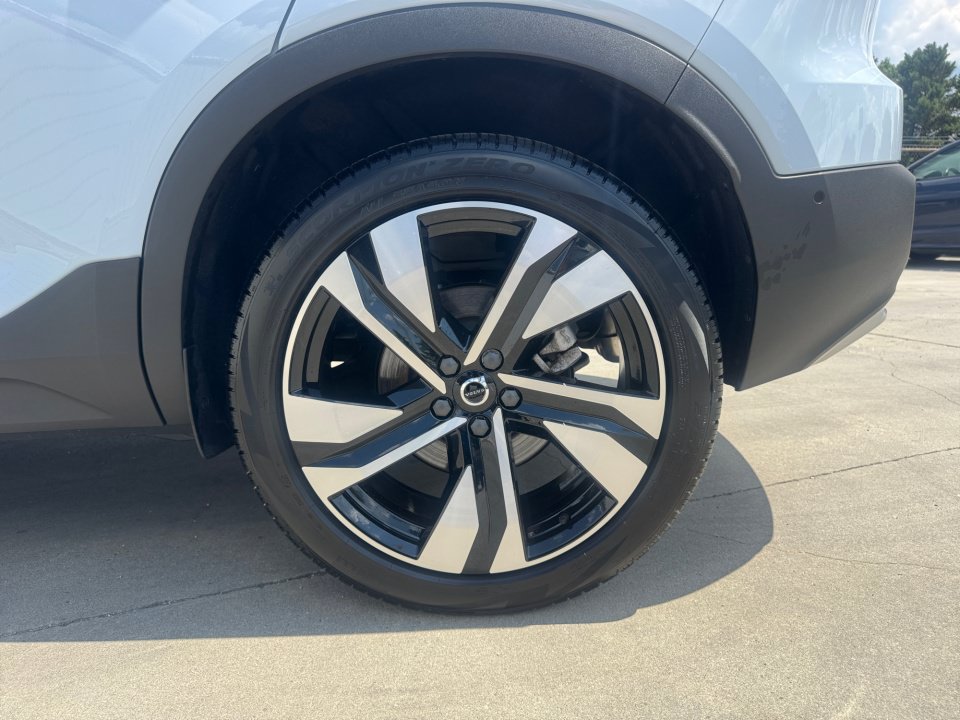 Certified 2025 Volvo XC40 B5 Ultra AWD/4WD image 22