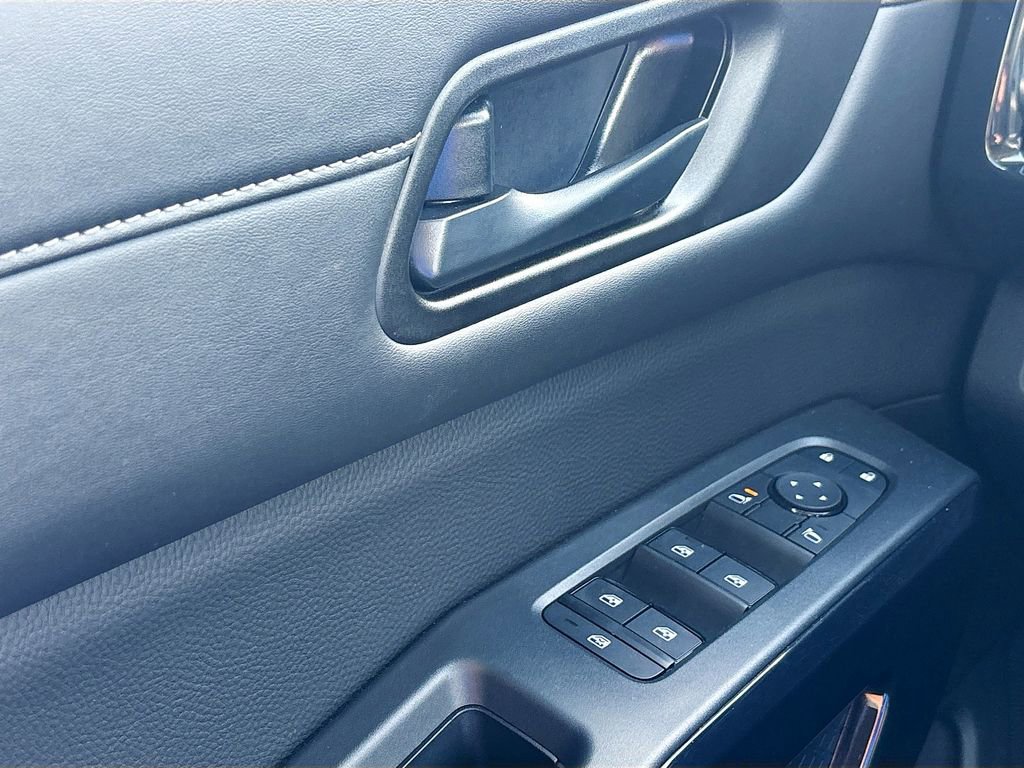 Used 2025 Nissan Pathfinder S image 17