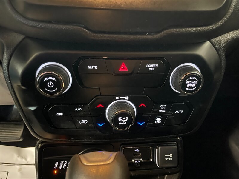 Used 2020 Jeep Renegade Latitude w/ Cold Weather Group AWD/4WD image 15
