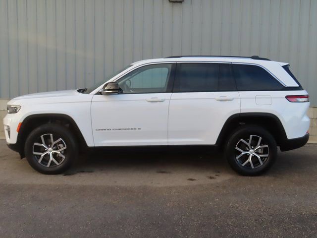 Used 2023 Jeep Grand Cherokee Limited image 14