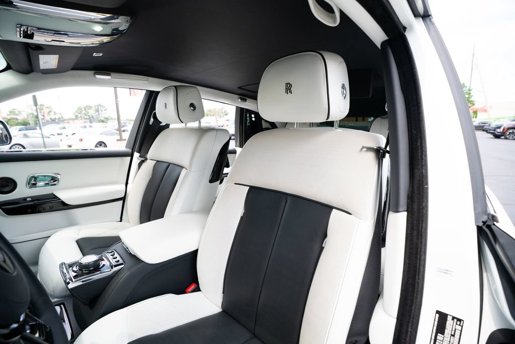 Used 2022 Rolls-Royce Phantom Sedan w/ The Phantom Package RWD image 33