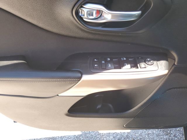 Used 2018 Jeep Cherokee Latitude w/ Altitude Package FWD image 18