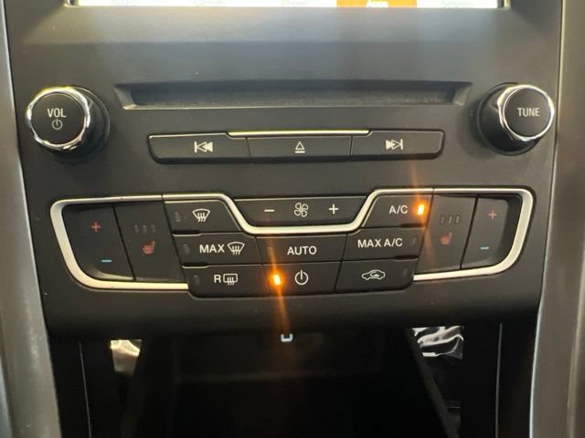 Used 2017 Ford Fusion SE w/ Equipment Group 602A FWD image 19