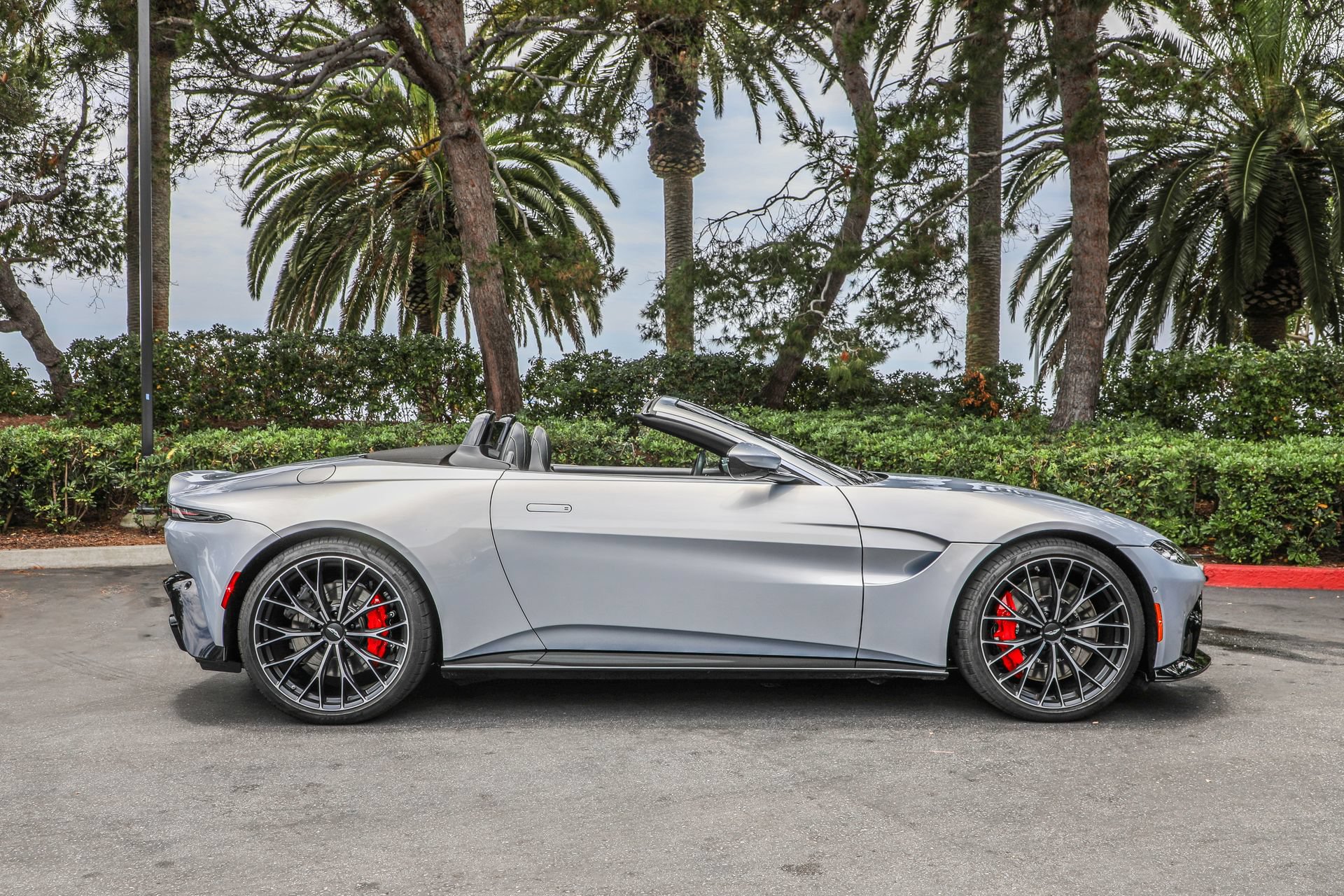 Used 2023 Aston Martin V8 Vantage Roadster RWD image 34
