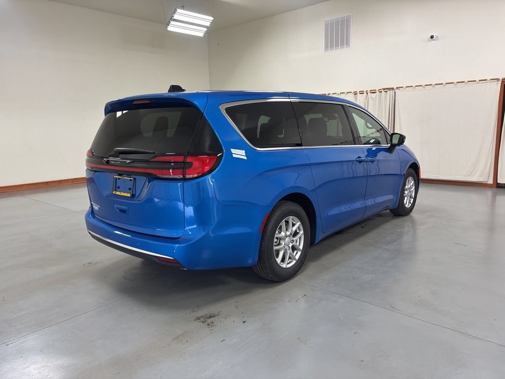 New 2027 Chrysler Pacifica Select FWD image 8