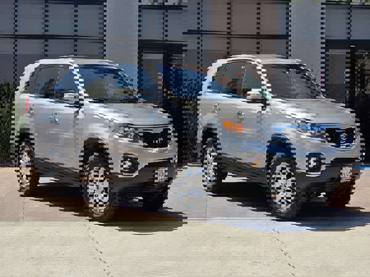 Used 2013 Kia Sorento LX w/ Third Row Pkg image 3