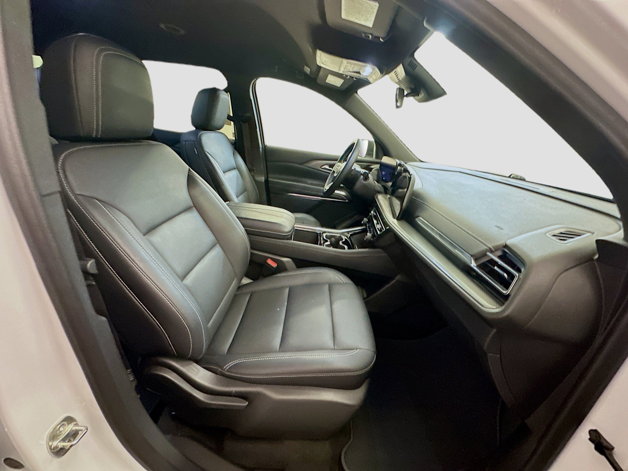 Used 2025 Chevrolet Traverse LT image 34