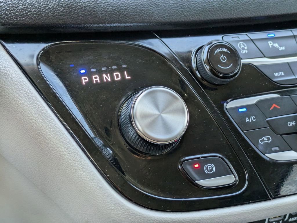 Used 2024 Chrysler Pacifica Touring-L image 18