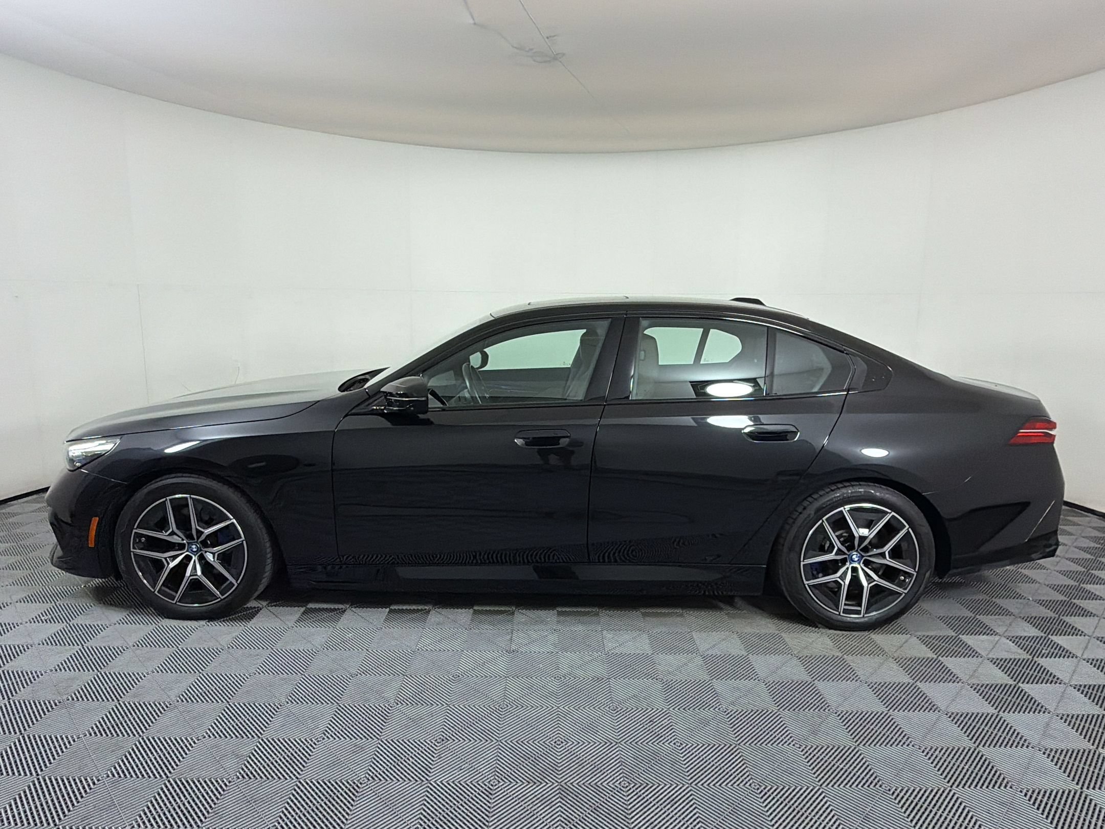 Used 2024 BMW i5 M60 w/ Premium Package AWD/4WD image 2