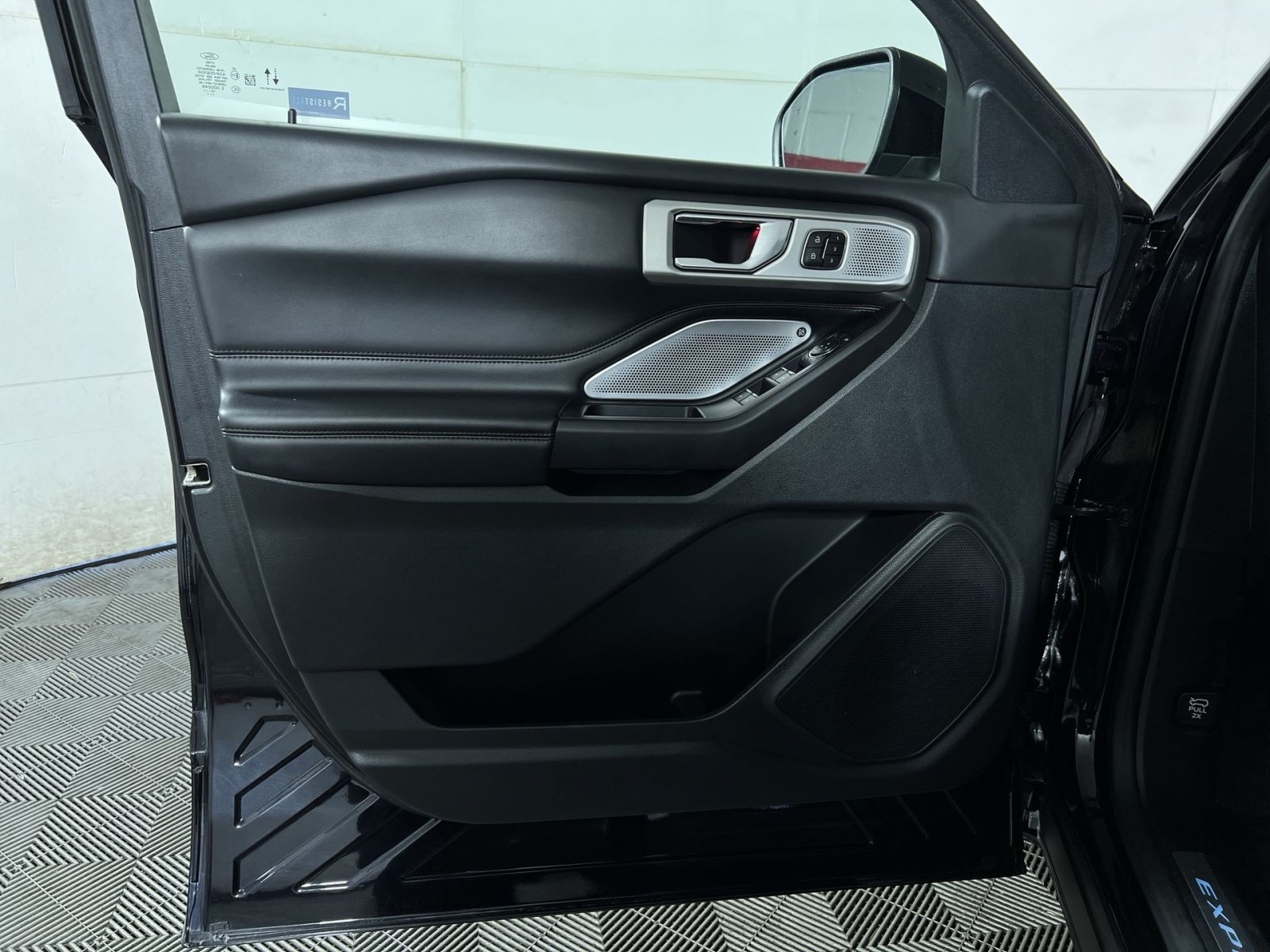 Used 2020 Ford Explorer Platinum w/ Premium Technology Package AWD/4WD image 14