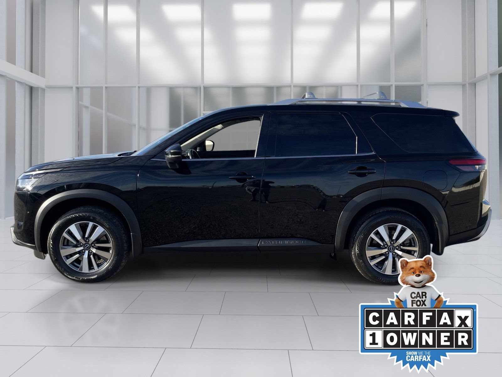 Used 2024 Nissan Pathfinder SL w/ Lighting Package (N92) FWD image 3
