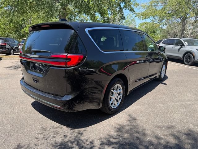Used 2023 Chrysler Pacifica Touring-L FWD image 6