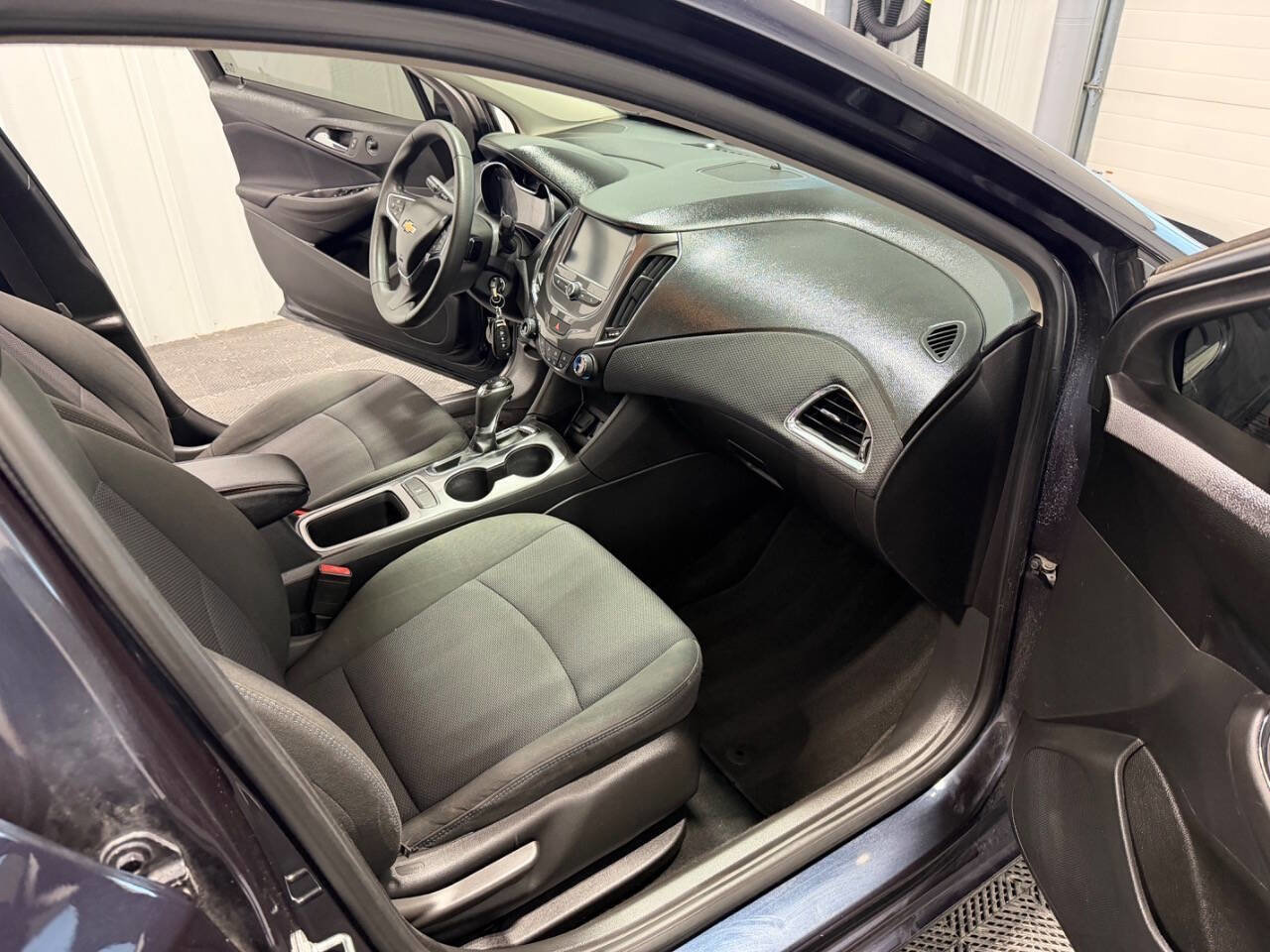 Used 2016 Chevrolet Cruze LT FWD image 12