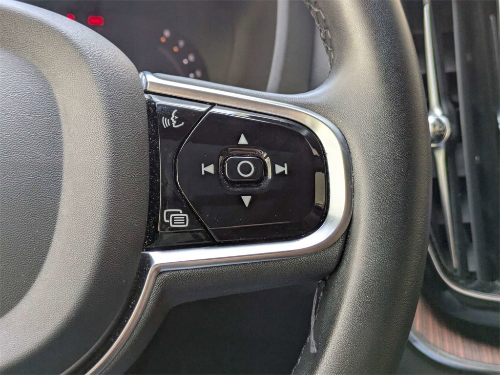 Used 2023 Volvo XC60 B5 Plus image 28