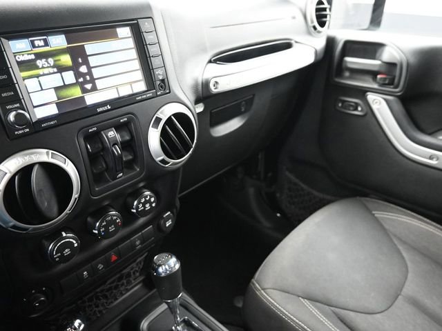 Used 2016 Jeep Wrangler Unlimited Rubicon w/ Connectivity Group image 29