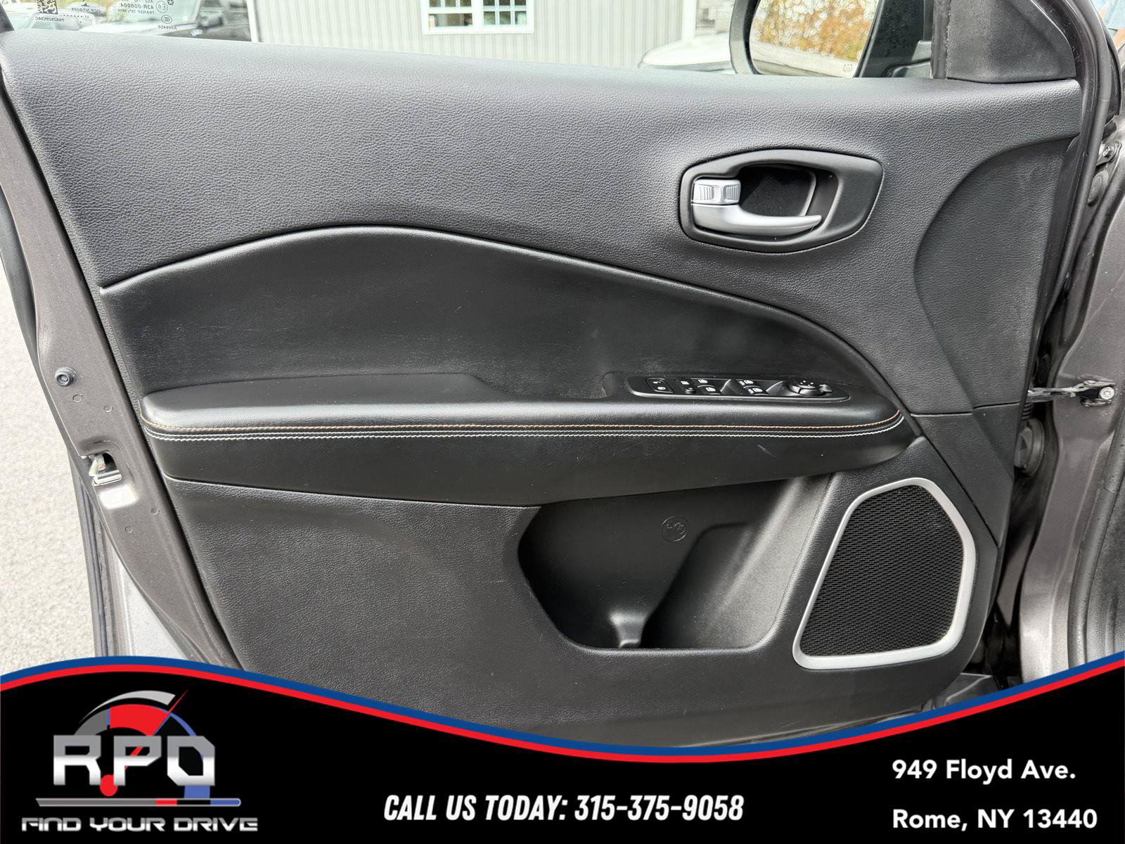 Used 2018 Jeep Compass Latitude AWD/4WD image 33