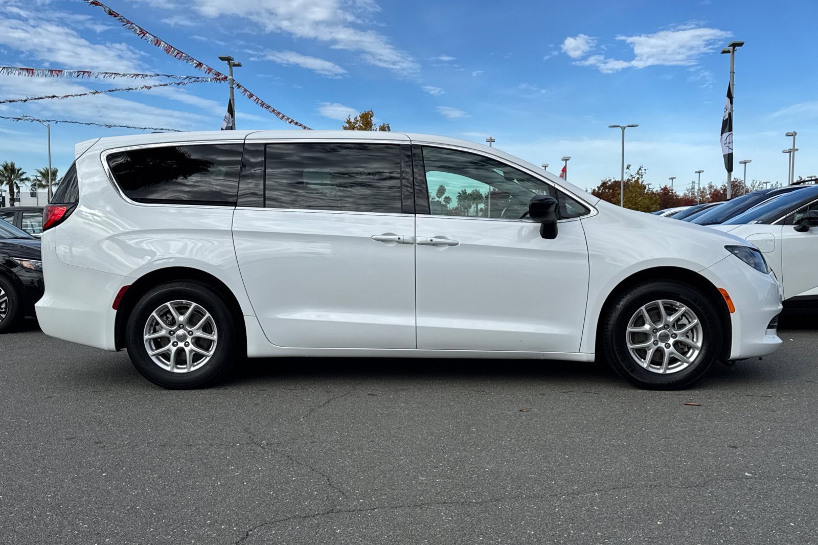 Used 2024 Chrysler Voyager LX video 3