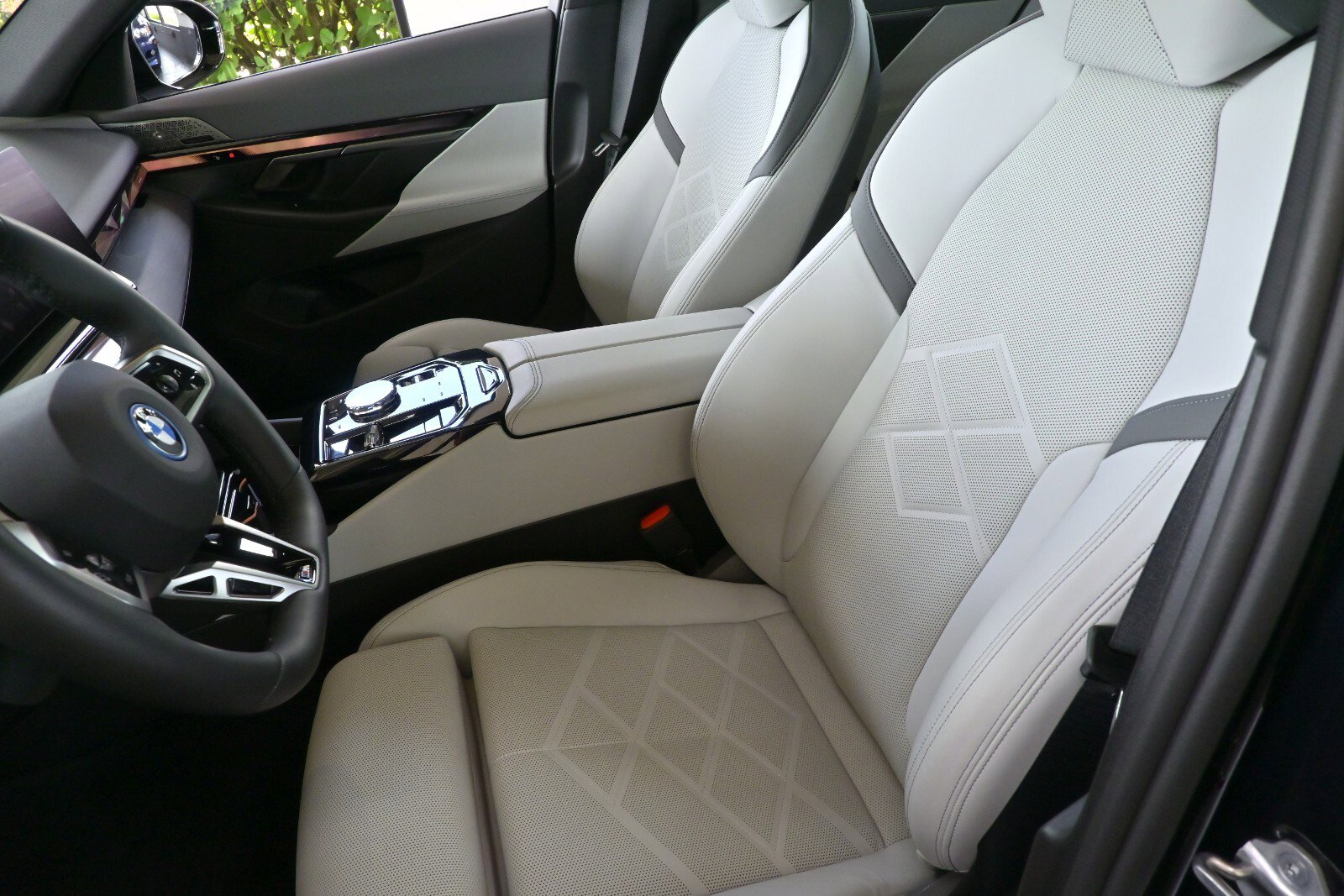 New 2024 BMW i5 eDrive40i w/ Executive Package image 10