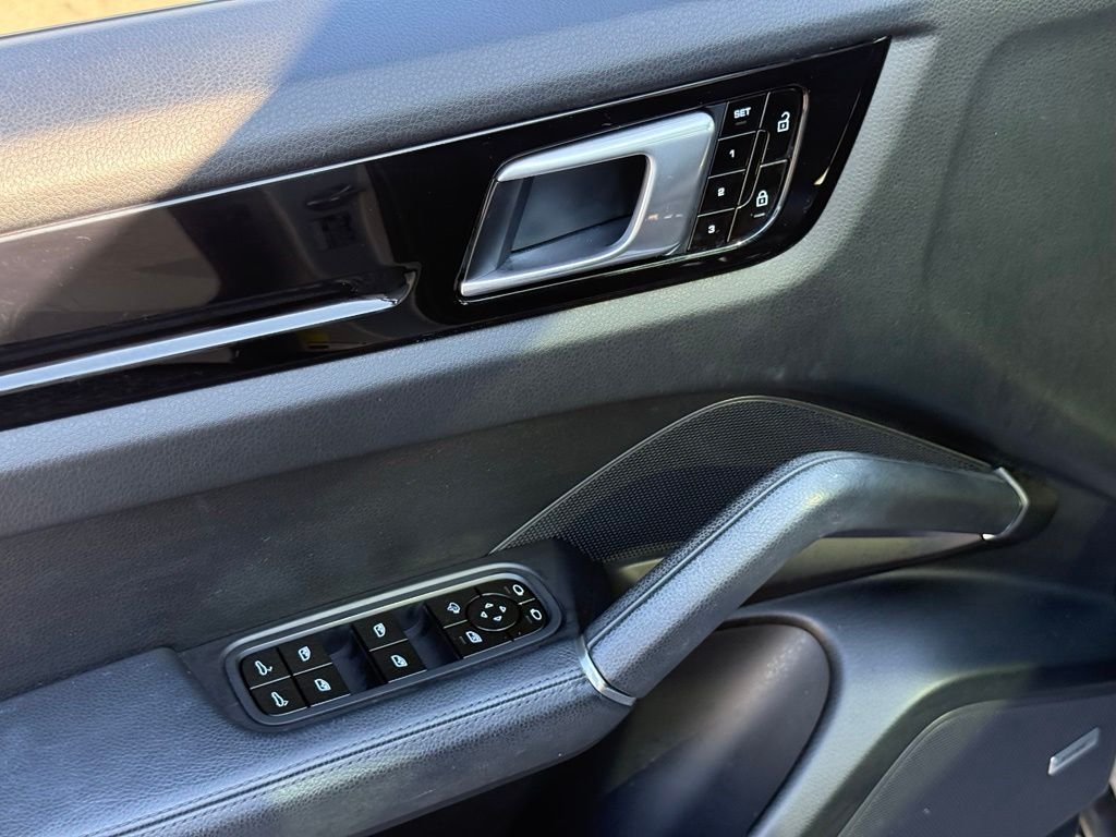 Used 2021 Porsche Cayenne AWD/4WD image 24