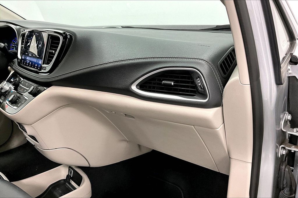 Used 2024 Chrysler Pacifica Limited FWD image 18