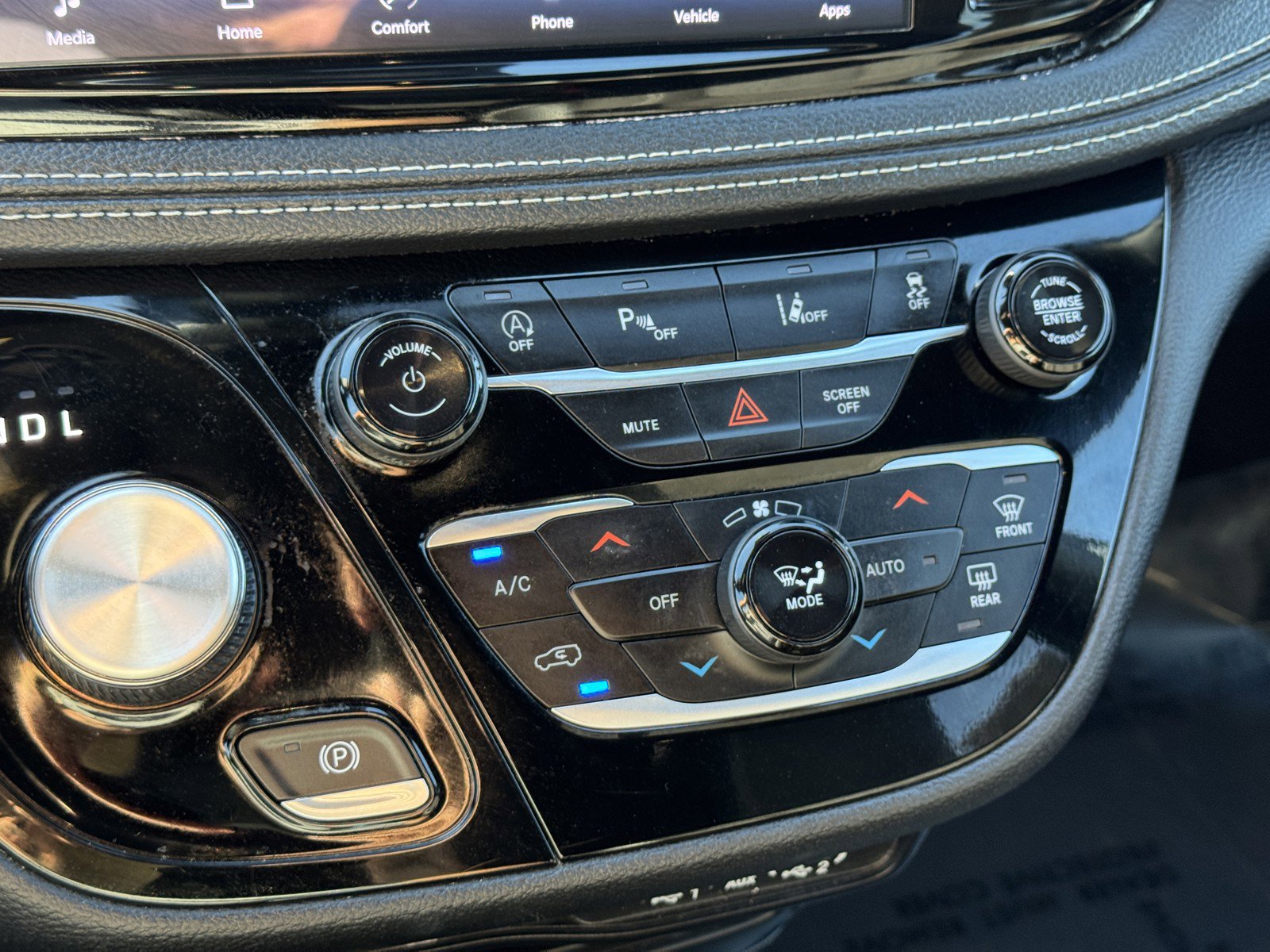 Used 2024 Chrysler Pacifica Touring image 17