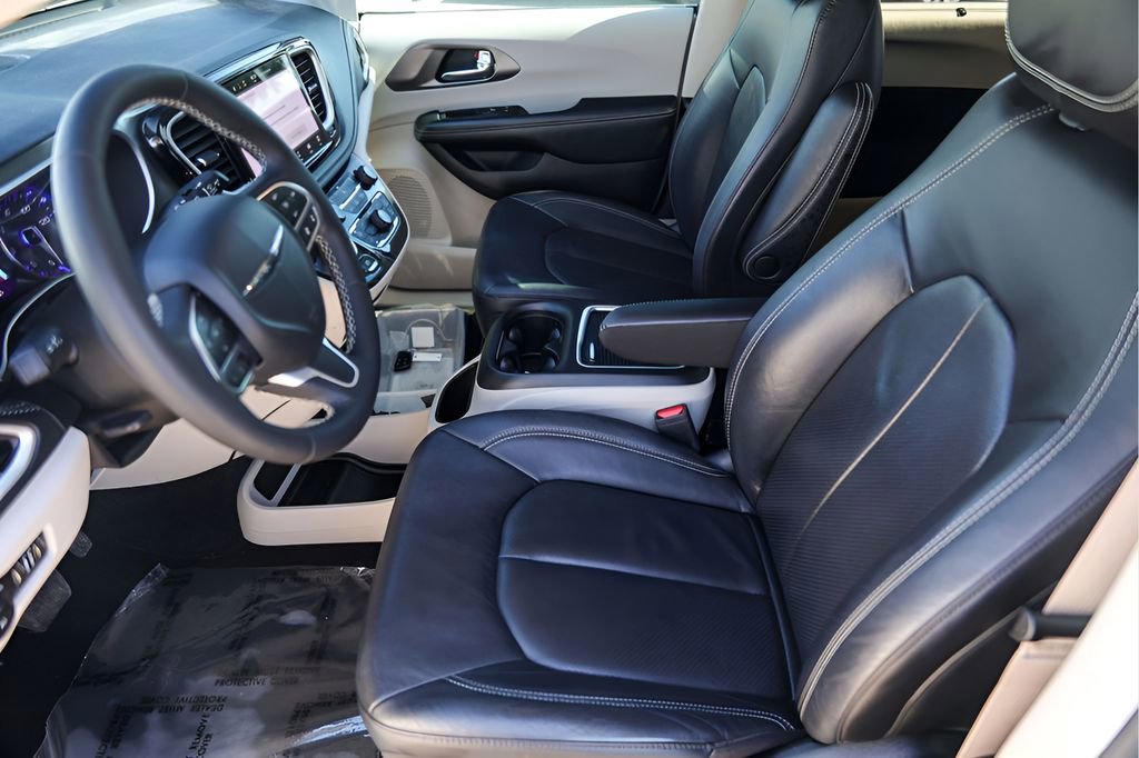 Used 2022 Chrysler Pacifica Touring-L image 12