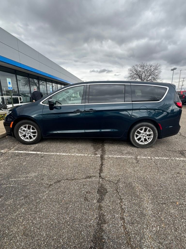 Used 2023 Chrysler Pacifica Touring-L image 3